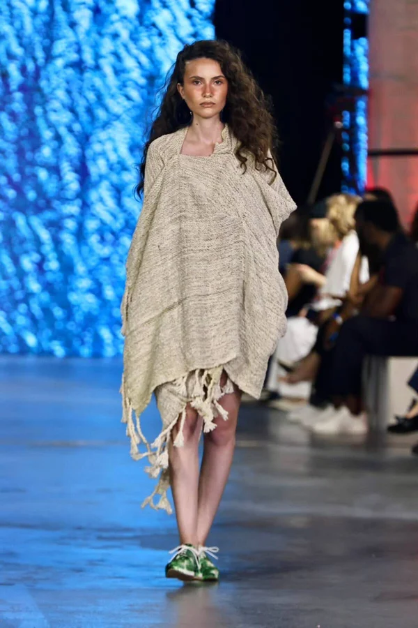 Calado reverencia fiandeiras de Urucuia na 3ª noite do Metrópoles Catwalk