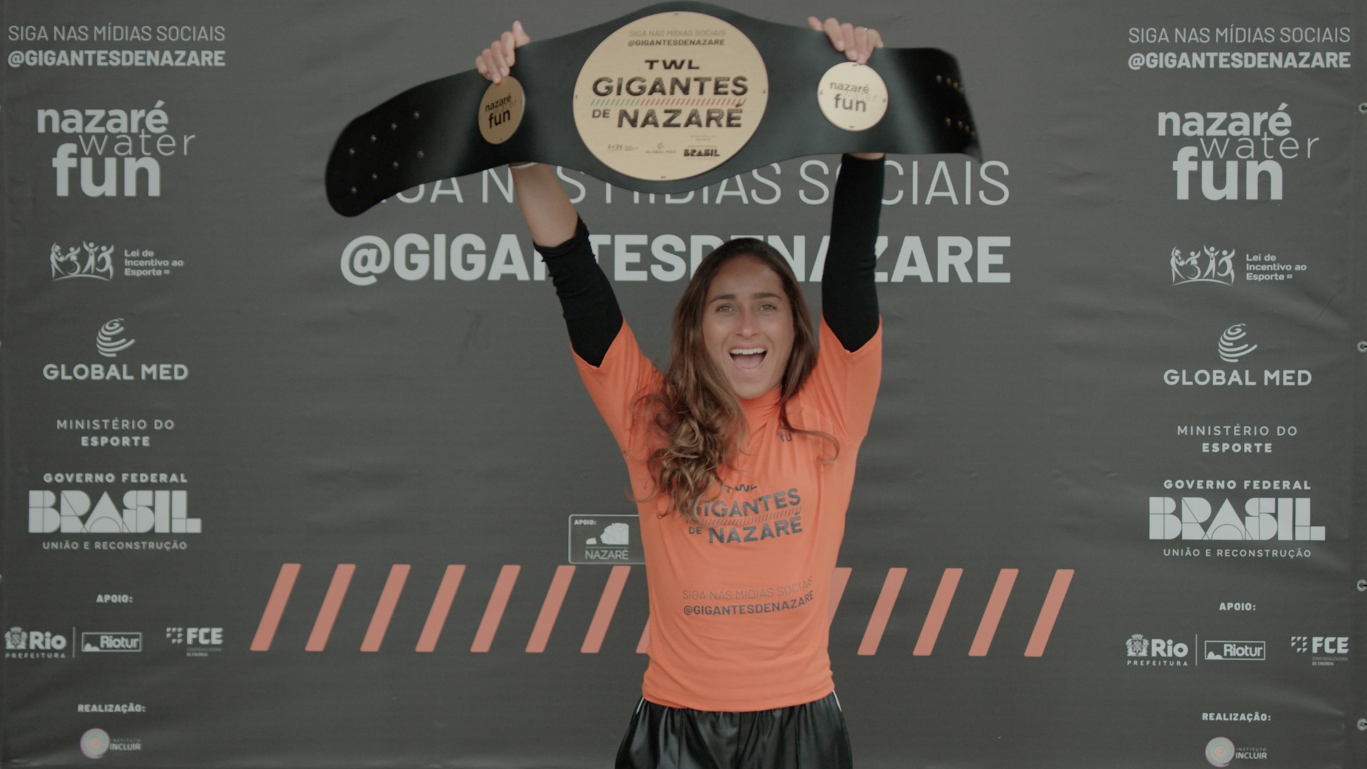 Michelle des Bouillons tem "dia D" para oficializar maior onda já surfada por uma mulher