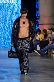 Victor Dzenk, Sun Rose e Almacor levam diversidade ao Metrópoles Catwalk