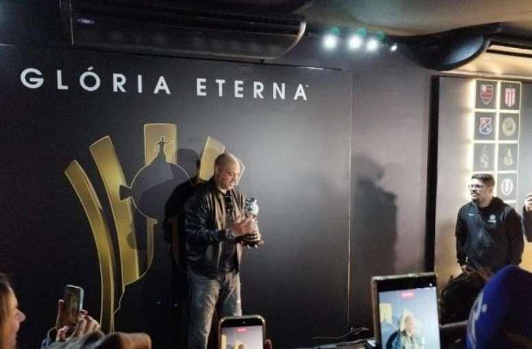 Adriano Imperador recebe homenagem e é tietado na Libertadores Experience