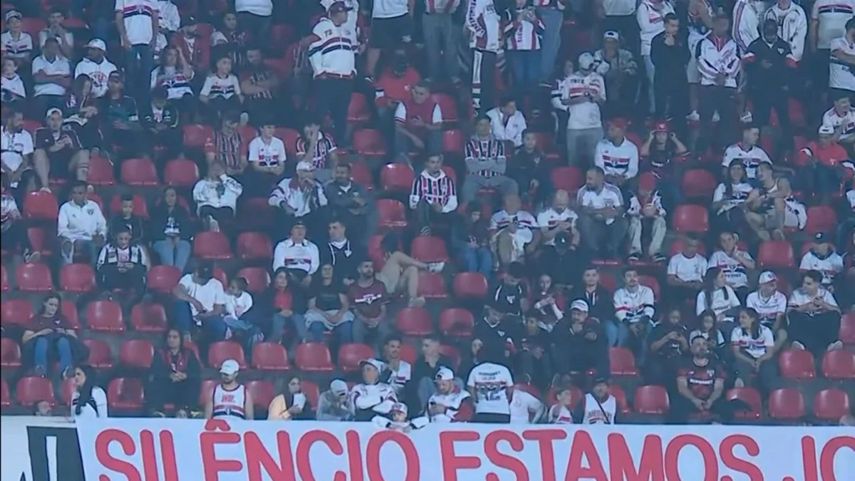 Torcida do São Paulo protesta e faz 15 minutos de silêncio no Brasileirão