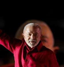 Pesquisas indicam que Lula viu Flávio Bolsonaro recuperar terreno na disputa pelo Planalto nas últimas semanas Foto: Reuters / BBC News Brasil