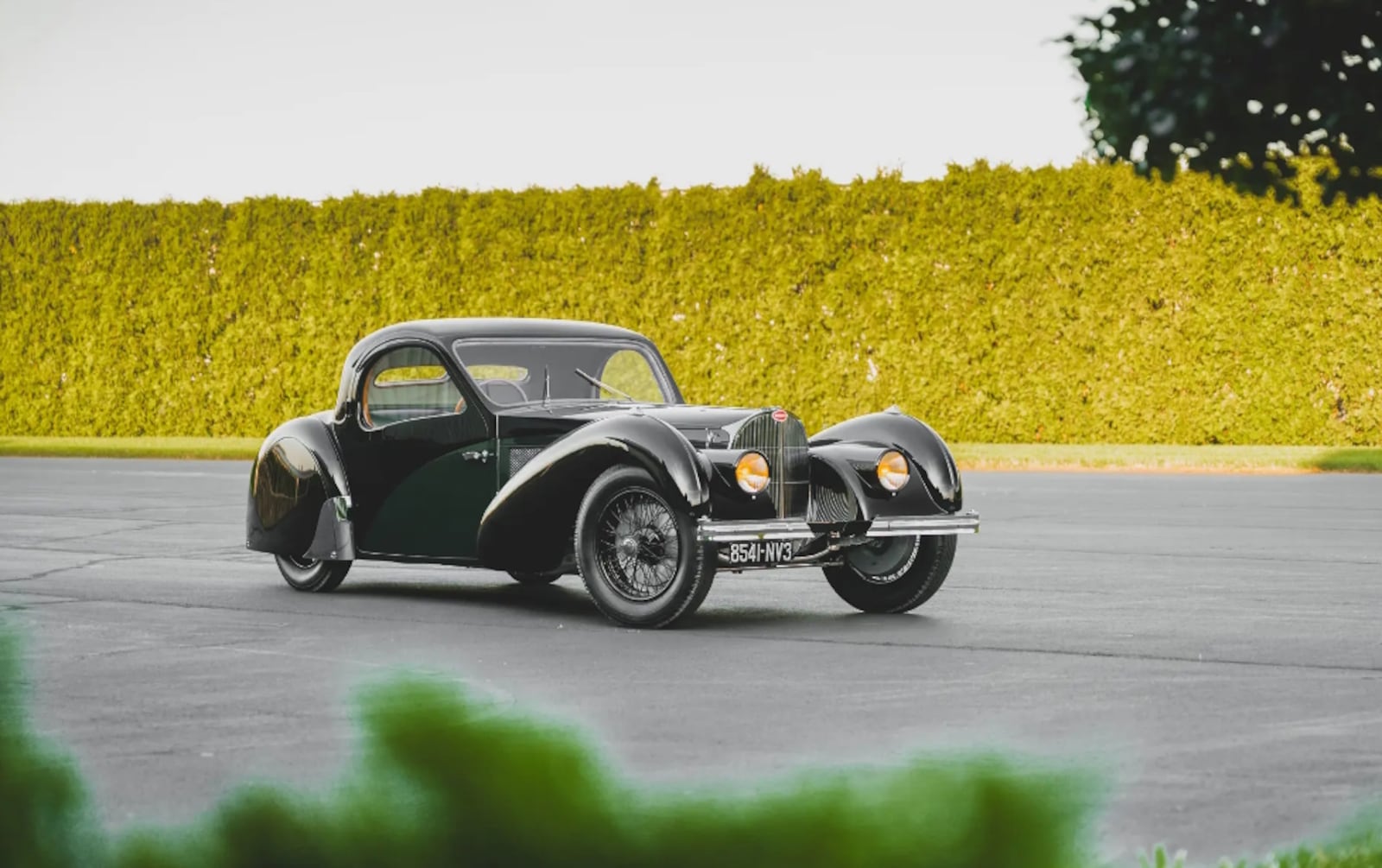 Bugatti Type 57, feita em 1936 e avaliada em US$ 100 milhões, é raríssima e está desaparecida na Europa Reprodução/Darin Schnabel/Cortesia RM Sotheby's