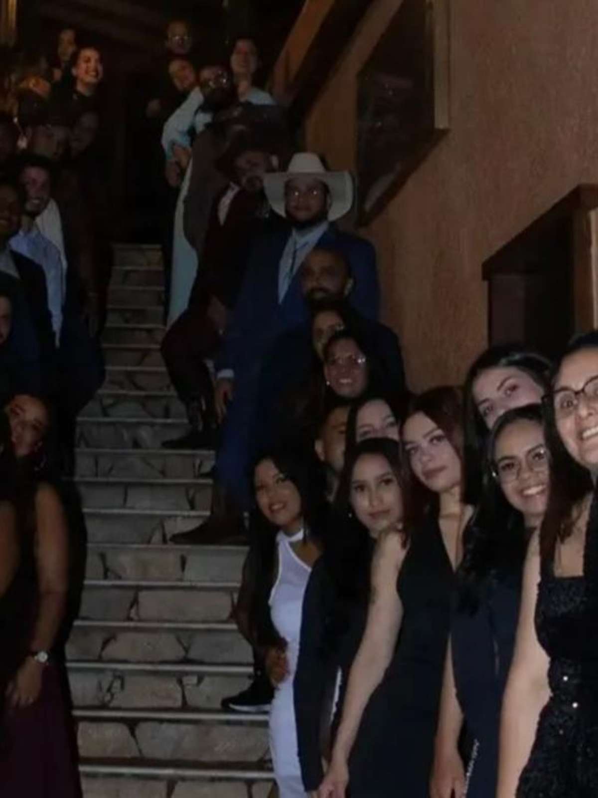 Casamento coletivo reúne 24 trisais em cerimônia simbólica no RJ