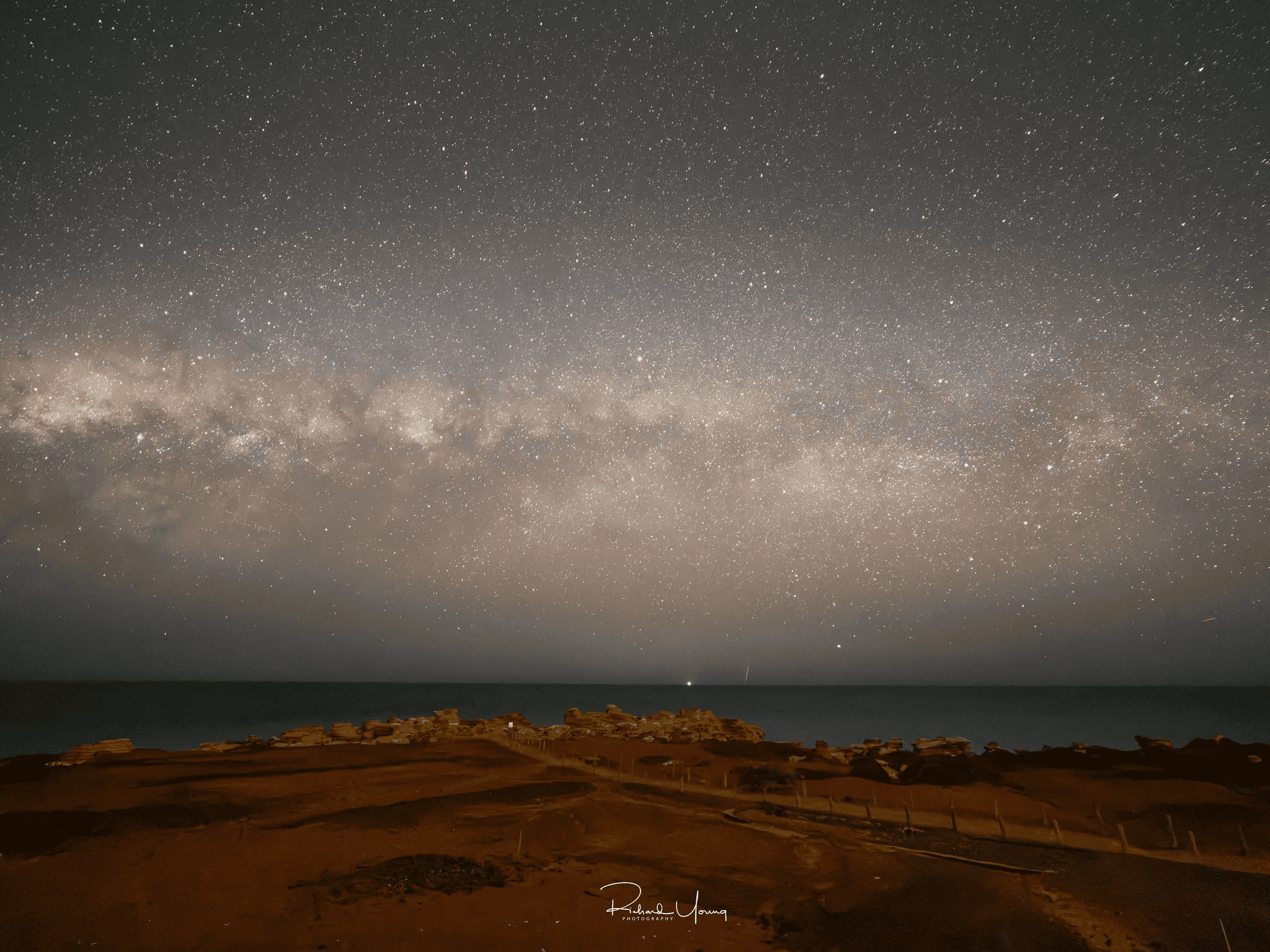 Raro registro no deserto australiano mostra a Via Láctea e o rastro do asteroide 2026 RW1 atingindo a Terra.