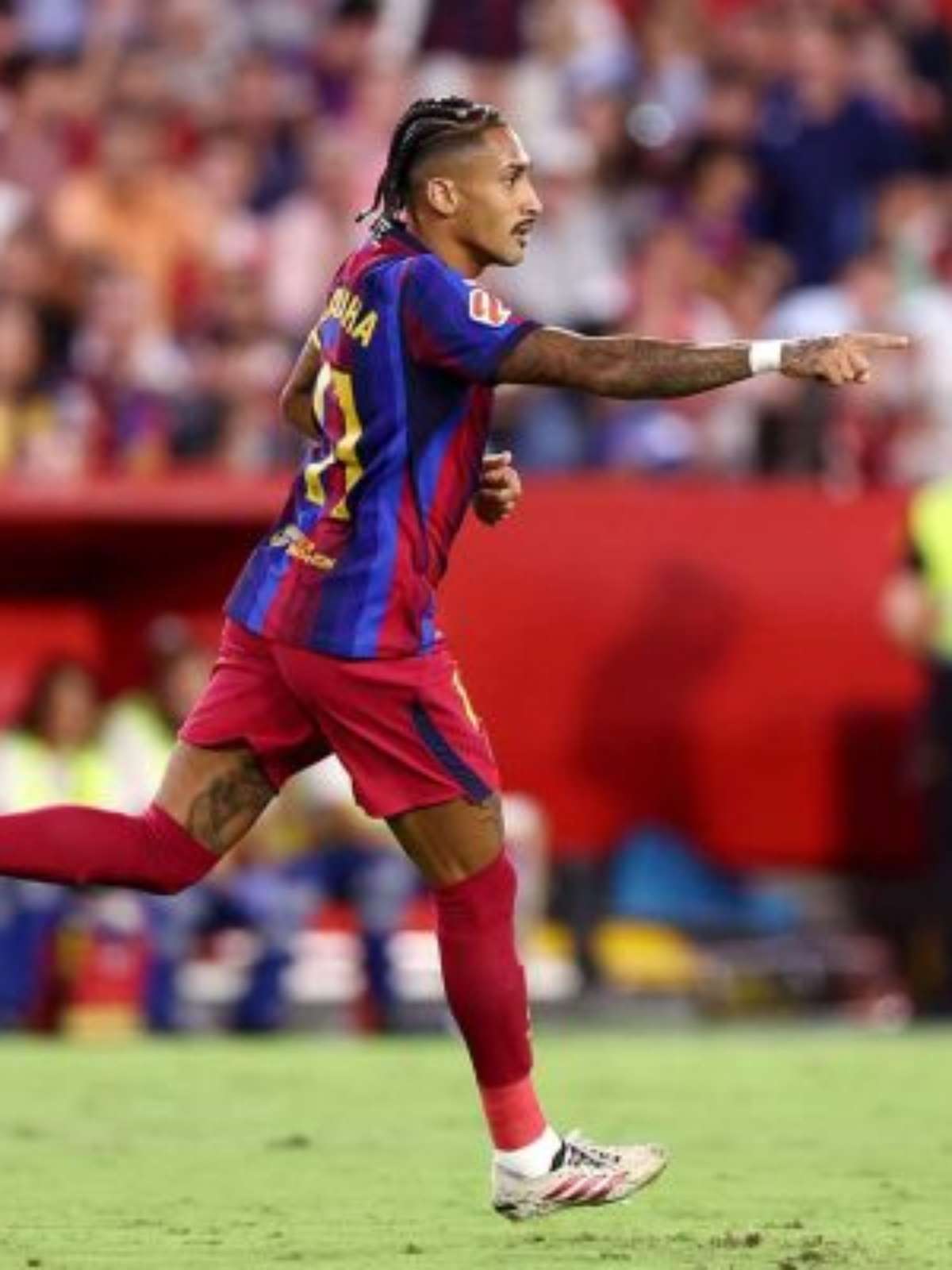Com novo hat-trick de Raphinha, Barcelona vence o Sevilla fora de casa