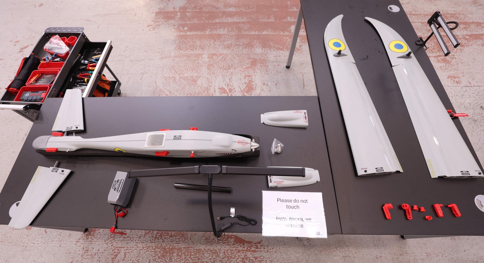 Em um prédio discreto perto da base aérea de Mildenhall, na Inglaterra, o fabricante de drones Ukrspecsystems se prepara para iniciar uma nova linha de produção — Foto: Chris Radburn/AFP