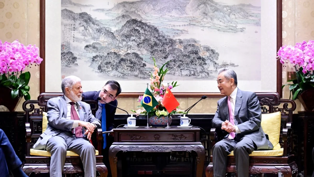 Amorim leva carta de Lula a Xi Jinping em encontro com chanceler da China