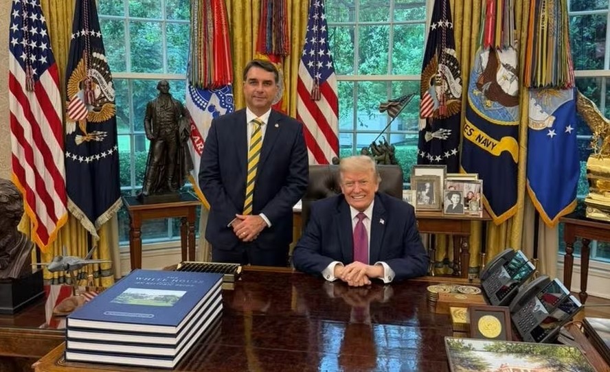 Aliados de Flávio Bolsonaro temem ‘fator Trump’ na reta final do 1º turno
