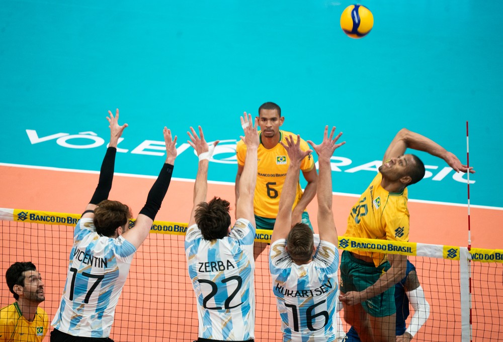 Lucarelli, capitão da seleção masculina de vôlei, em ação contra a Argentina no Maracanãzinho — Foto: Maurício Val/Fotoclic/CBV