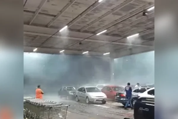 MG: granizo e ventania assustam clientes em estacionamento de supermercado