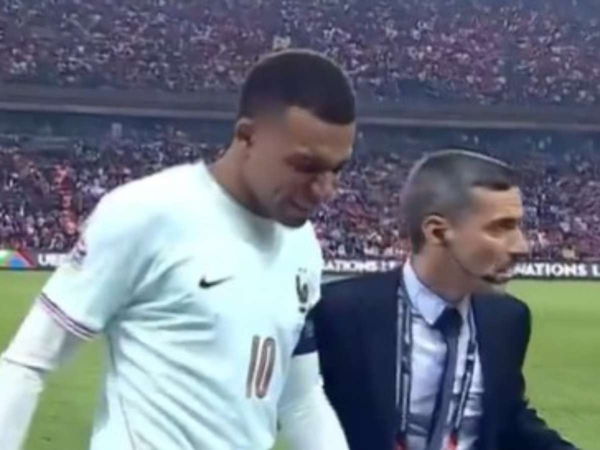 Mbappé machuca joelho em gol e causa apreensão na França