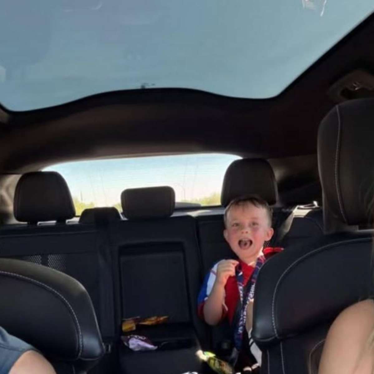 Após dizer ter chegado ao 'fundo do poço' com divórcio, ex-astro de 'Malcolm' publica foto com a família