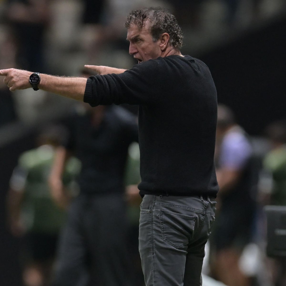 Cuca é ríspido em explicações por queda do Santos e diz que fez o certo: ‘Estava controlado’