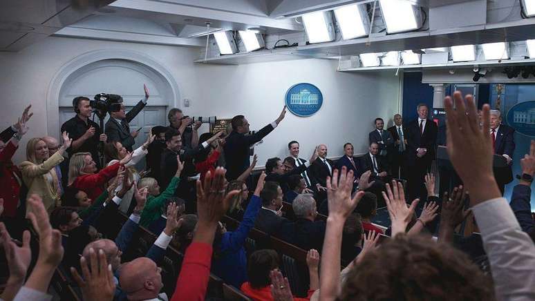 Por que Trump intensificou disputa com a imprensa ao barrar jornalistas da Casa Branca