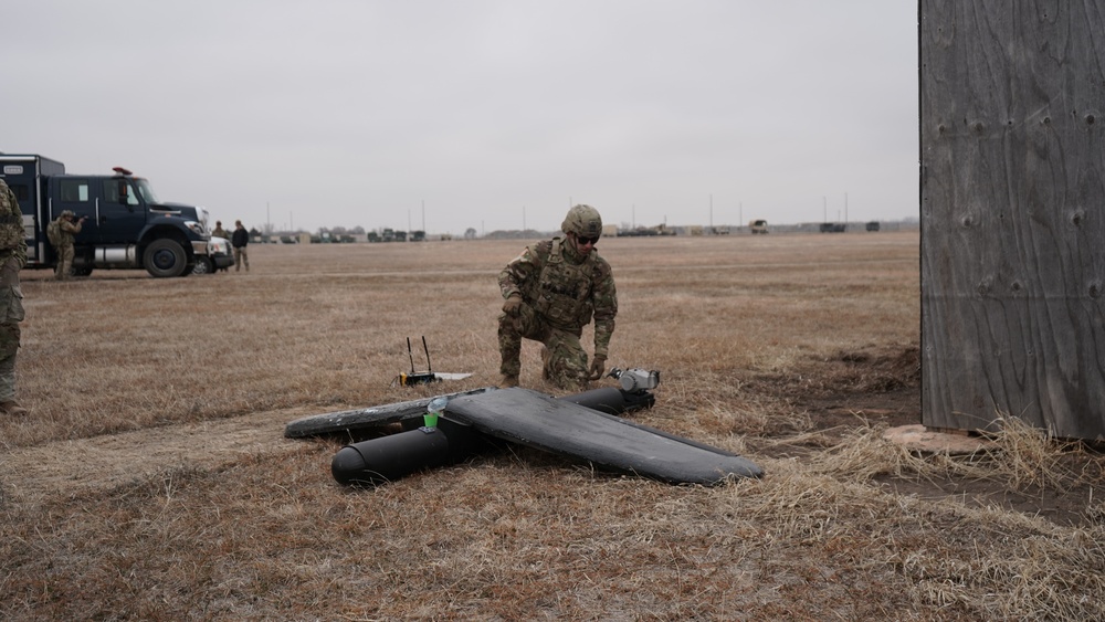 Imagem relacionada à notícia: Os técnicos de eliminação de ordems explosivos interinstitucionales eliminam bombas aéreas no Fort Riley