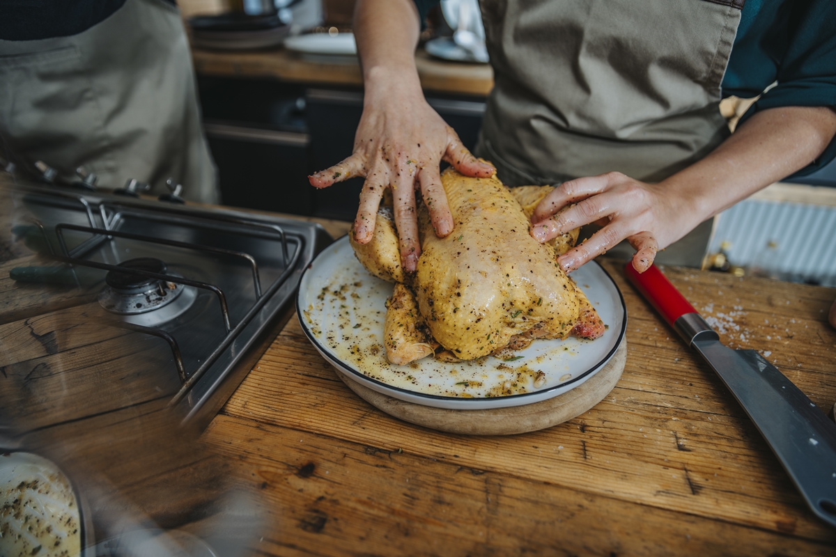 Aprenda a fazer frango de padaria com carne suculenta e pele crocante
