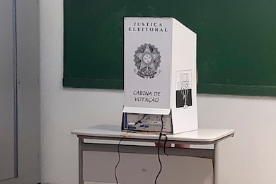 Eleitor não pode tirar selfie nem entrar na cabine de votação com celular e relógios inteligentes