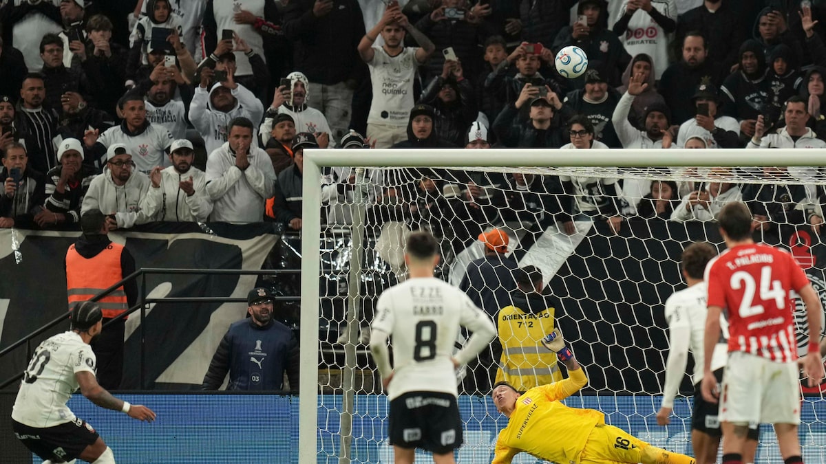 Memphis pede desculpas à torcida do Corinthians por pênalti perdido: ‘Estou de coração partido’