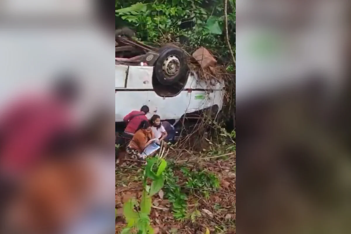 Micro-ônibus cai em ribanceira na BR-174 e deixa 17 feridos no Amazonas