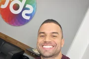 Ator Vitor Gadelha nos bastidores do SBT