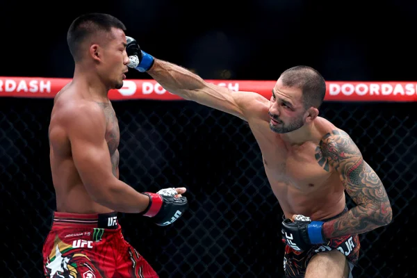 UFC 331: Joshua Van derrota Alexandre Pantoja e segue campeão do peso-mosca - destaque galeria