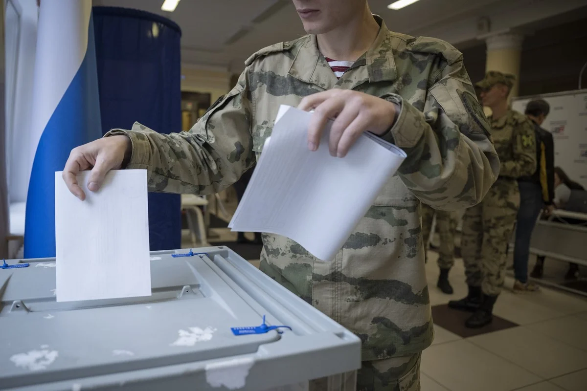 Homem vota na Rússia nas eleições parlamentares