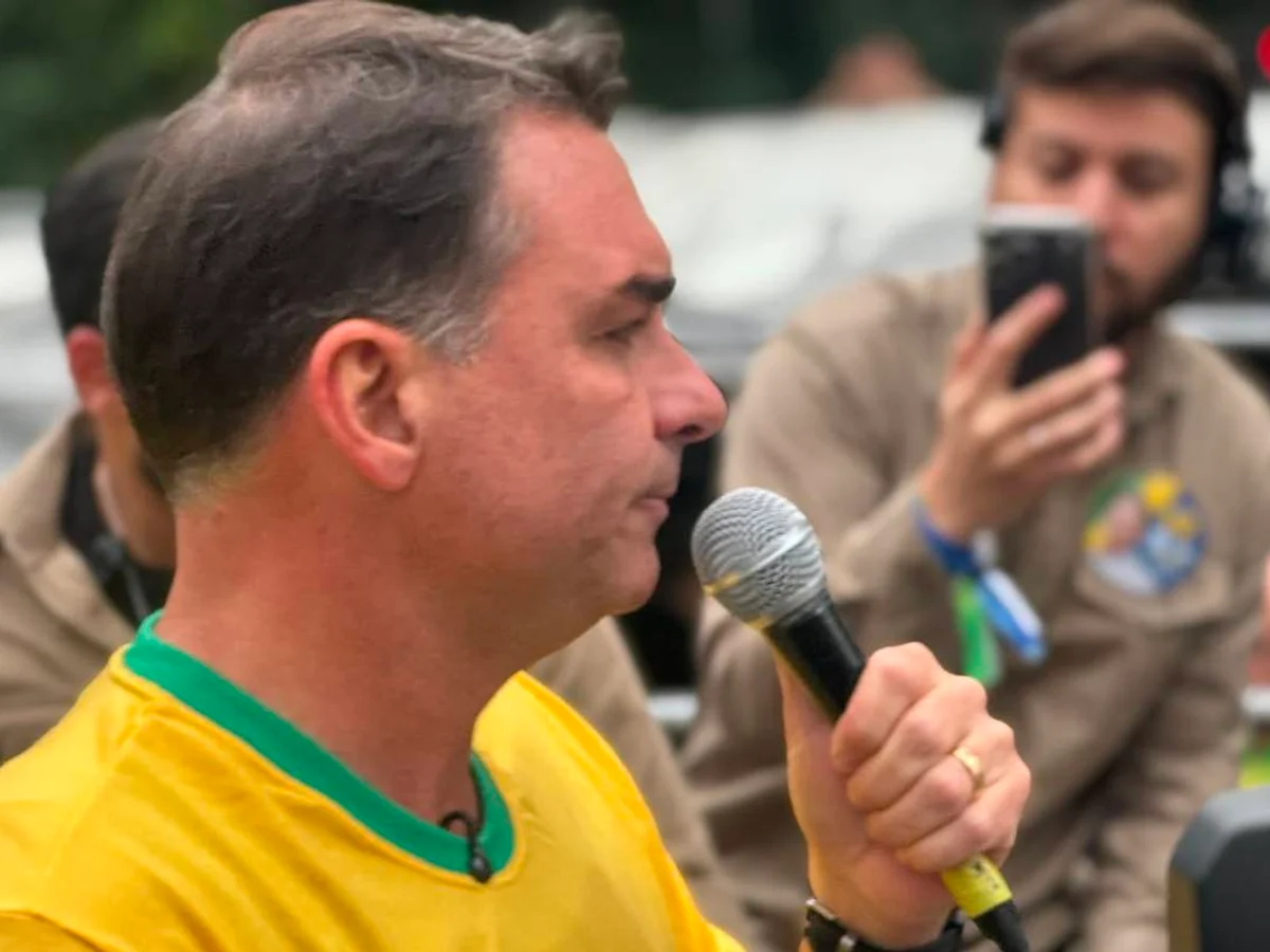 "SC não é um estado de fascistas", diz Flávio Bolsonaro em Joinville