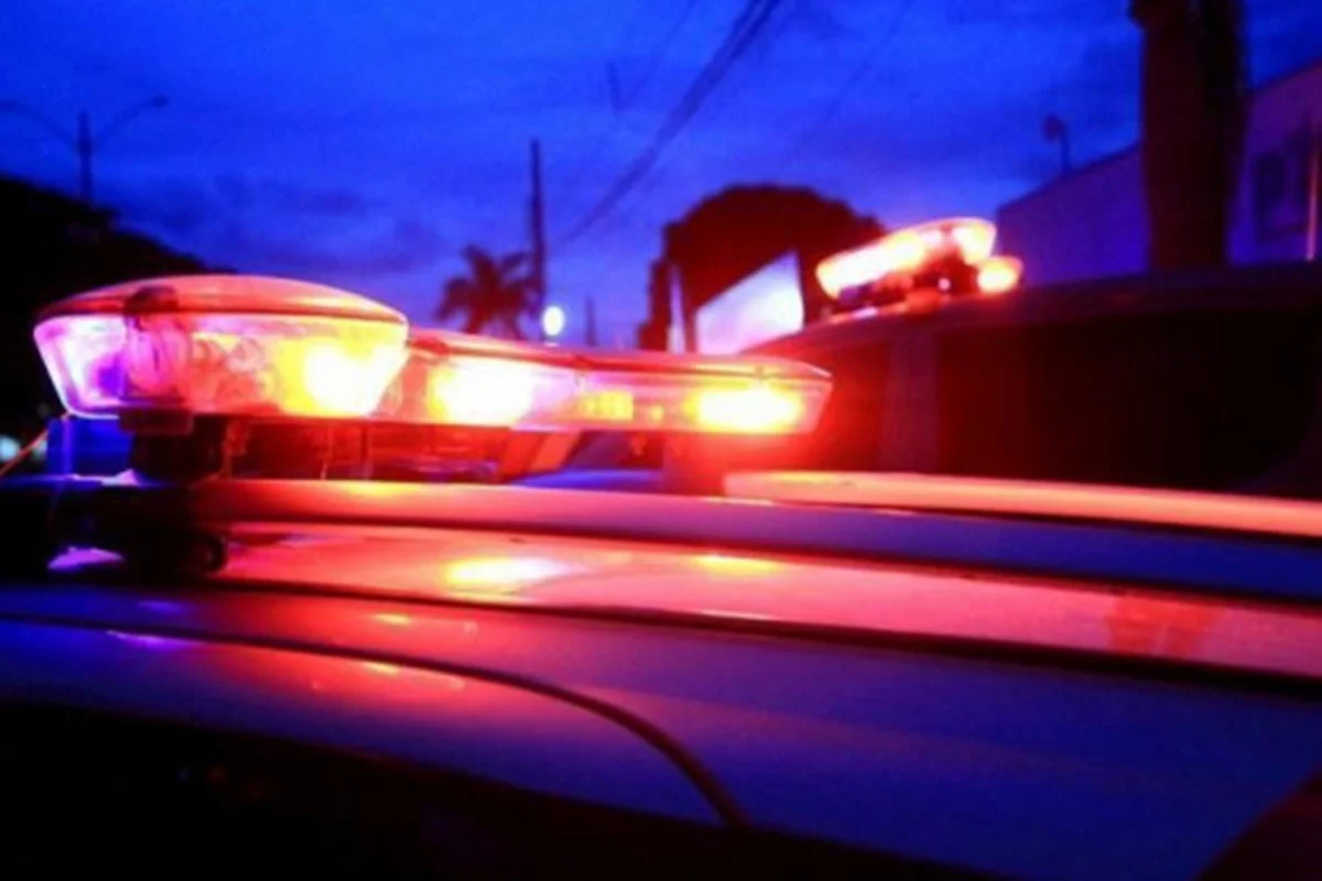 Imagem da matéria: Homem mata esposa, enteada e cunhada a tiros e deixa duas crianças feridas
