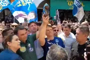 Flávio Bolsonaro levanta imagem de Nossa Senhora