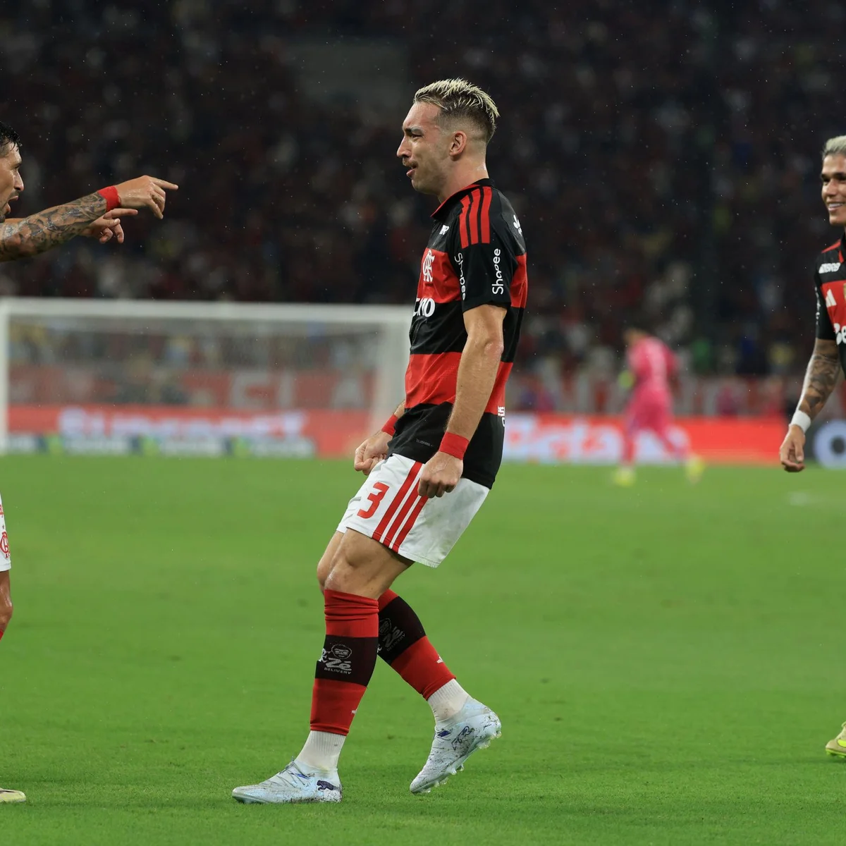 Jogadores do Flamengo detonam gramado do Maracanã: "Motiva a ter sintético"