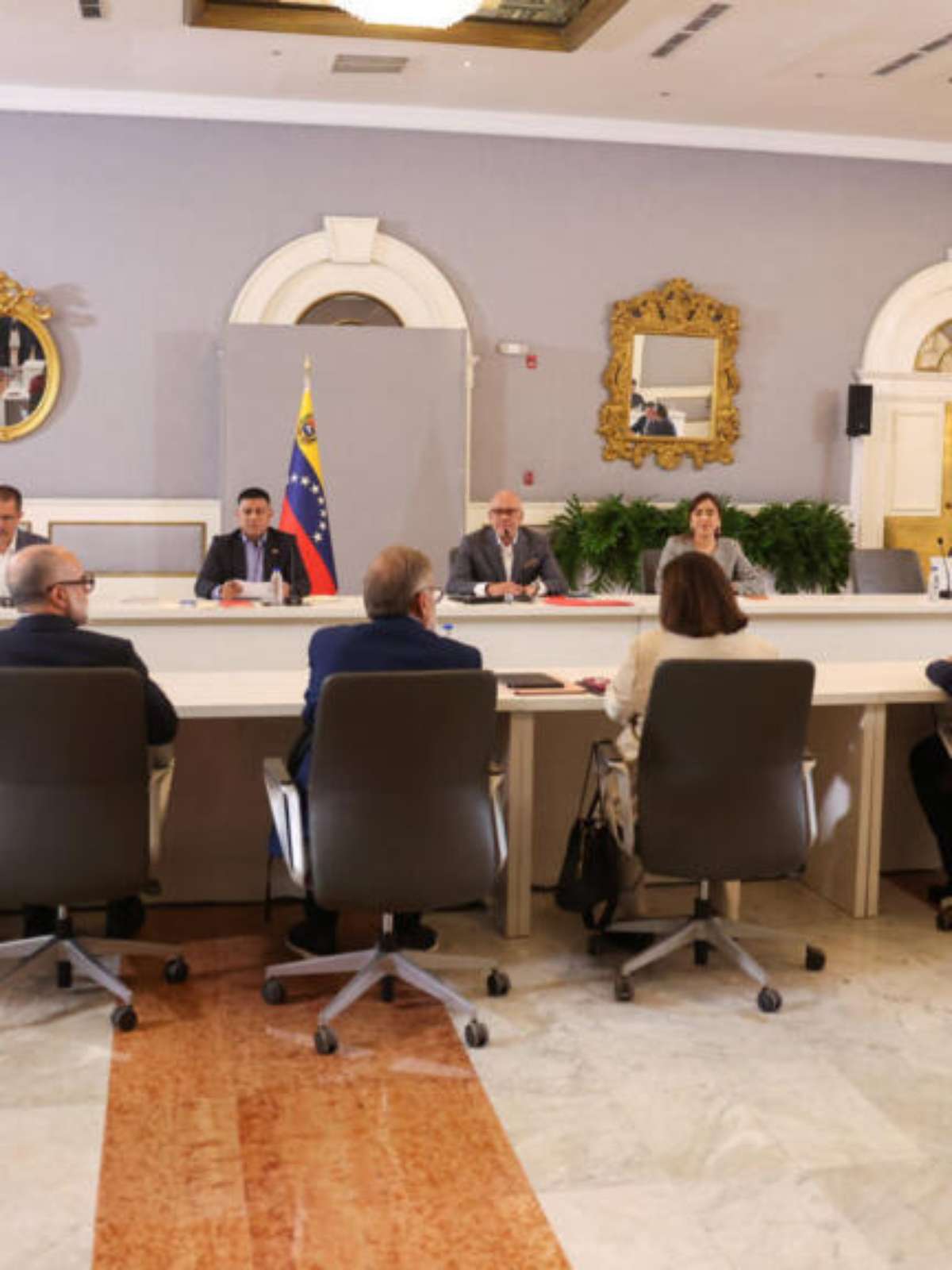 Governo da Venezuela e oposição retomam diálogo, em meio a detenção de opositor e liberação de sites