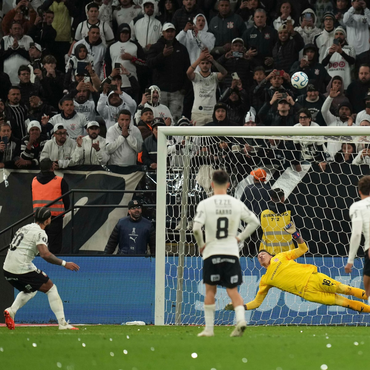 Memphis gera até multa ao Corinthians em noite para esquecer e vê relação com torcida estremecer