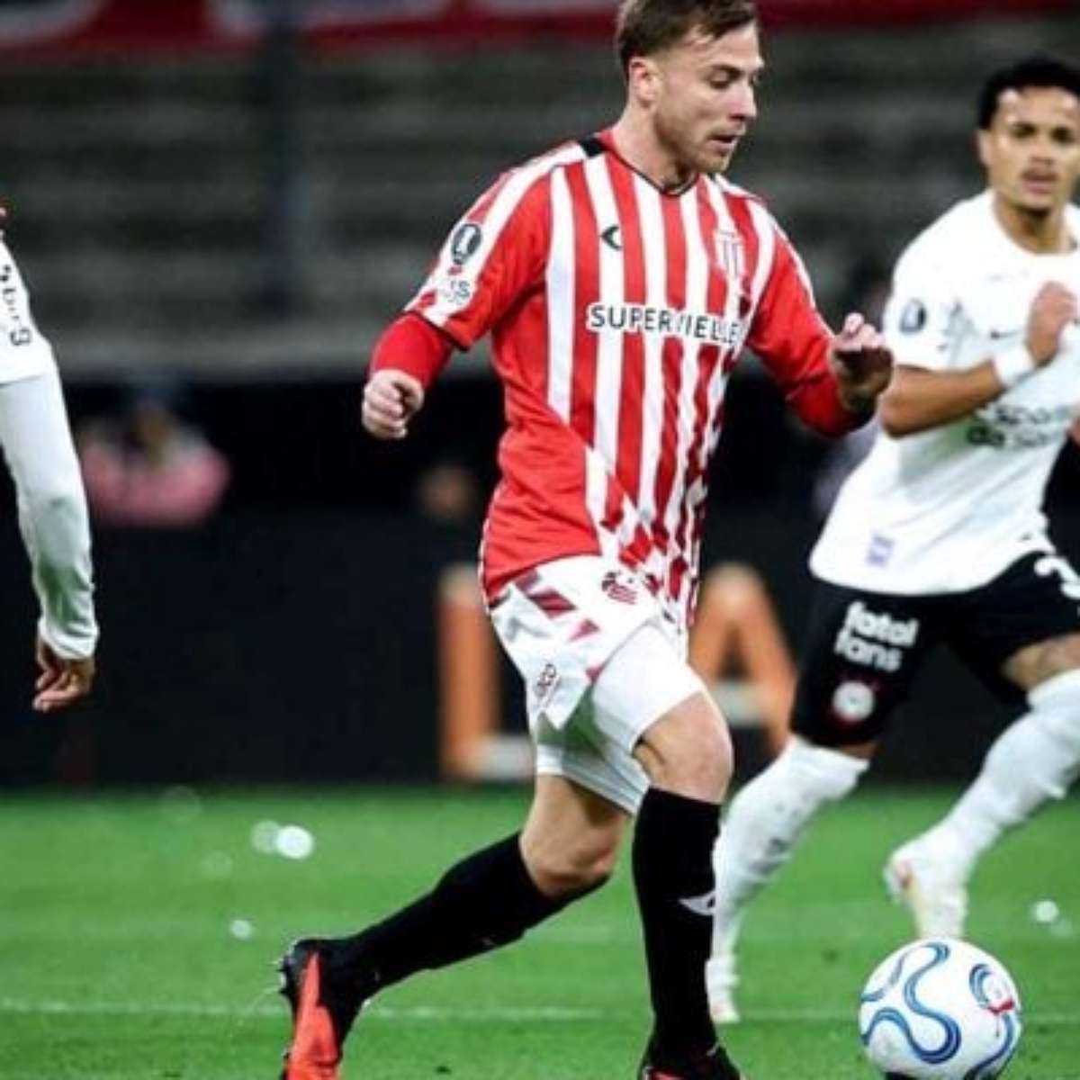 Com pênalti perdido no fim, Corinthians é eliminado da Libertadores