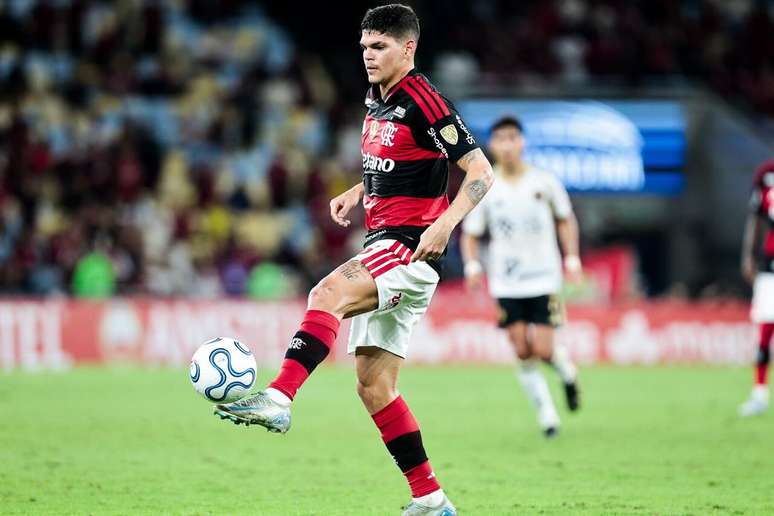 Ayrton Lucas, do Flamengo, sofre lesão muscular na coxa