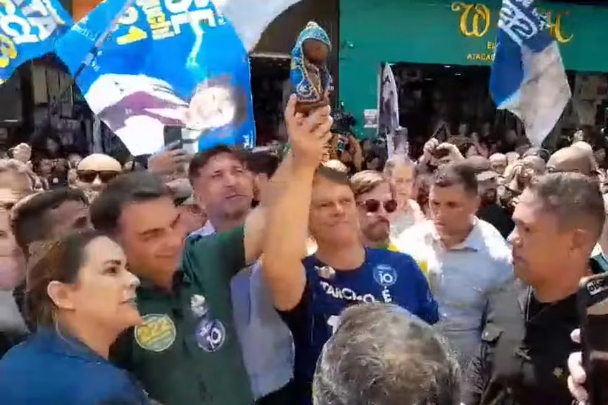 Flávio Bolsonaro levanta imagem de Nossa Senhora