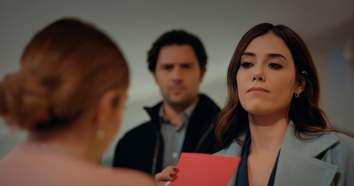 Em Iludida, Asya aparece de surpresa na festa de Volkan e Derin e o clima fica tenso