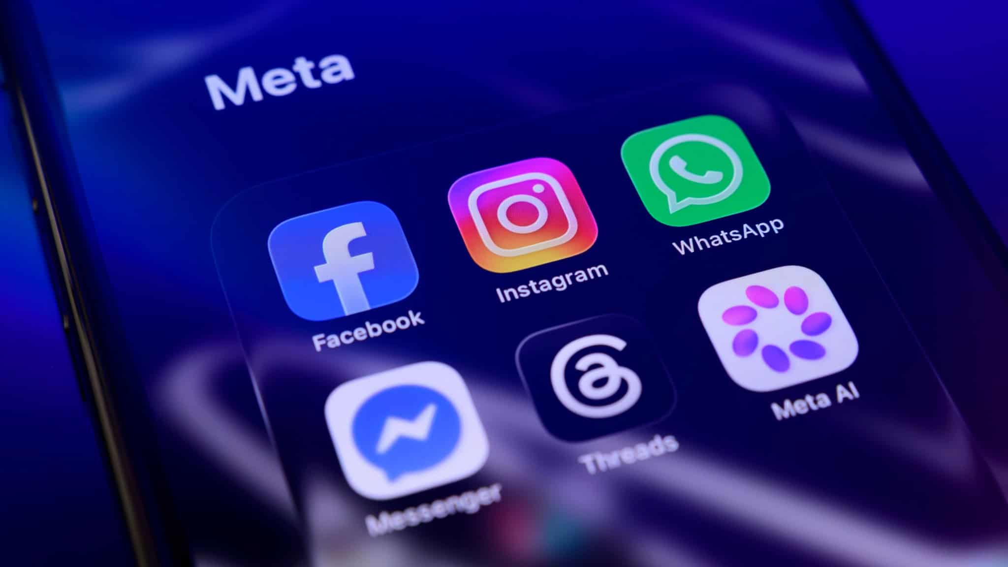 Ícones de aplicativos de redes sociais da Meta num iPhone