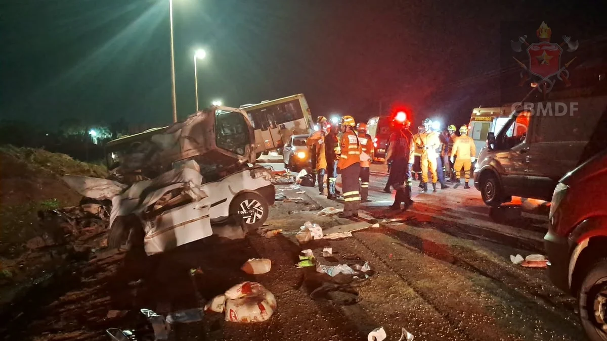 Acidente grave entre carro e ônibus mata criança e homem no DF