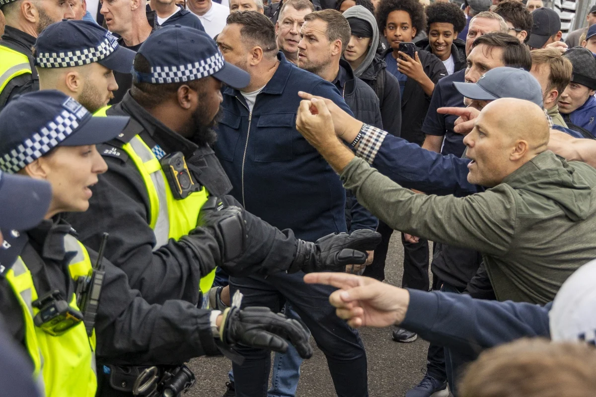Confusão entre policiais e torcedores durante Millwall x West Ham
