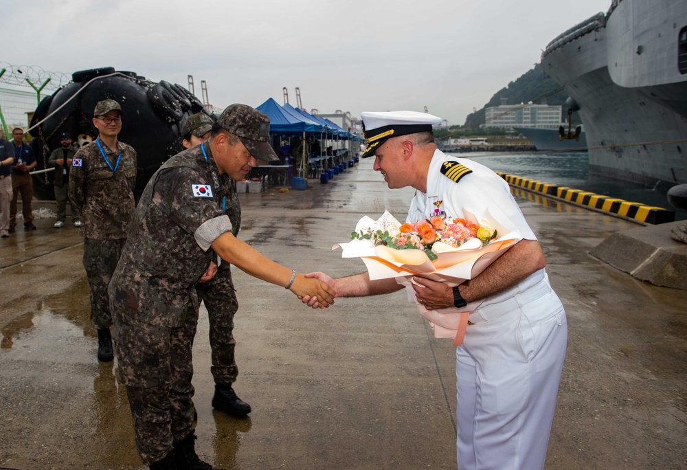 Imagem relacionada à notícia: USS Blue Ridge parte de Busan, Coreia do Sul