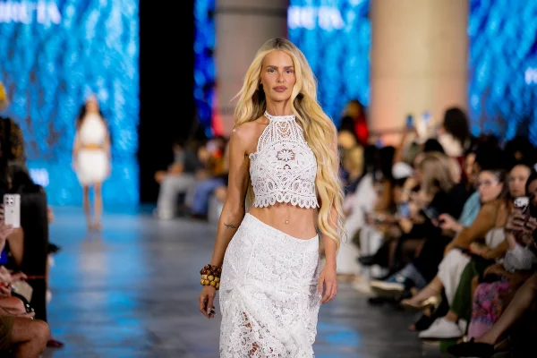 Mikaela Gomes, veterana do Metrópoles Catwalk, brilha no 3º dia de desfiles