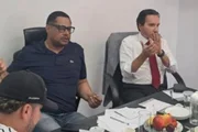 Presidente de sindicato e delegado durante reunião