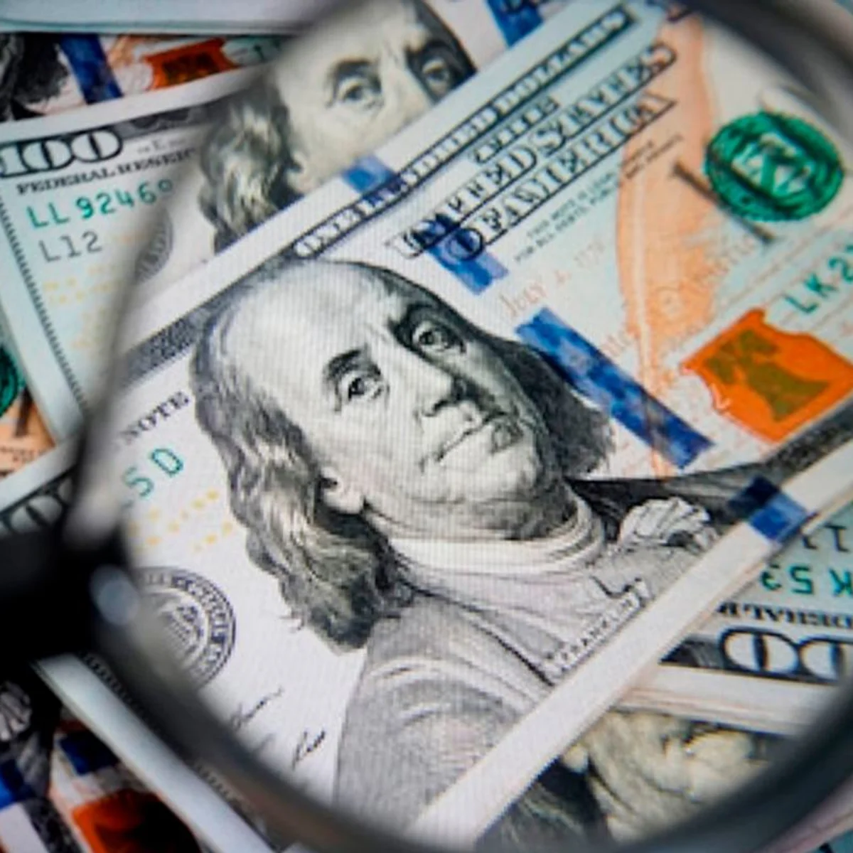 Dólar permanece estável e Bolsa cai com juros nos EUA e eleição no Brasil