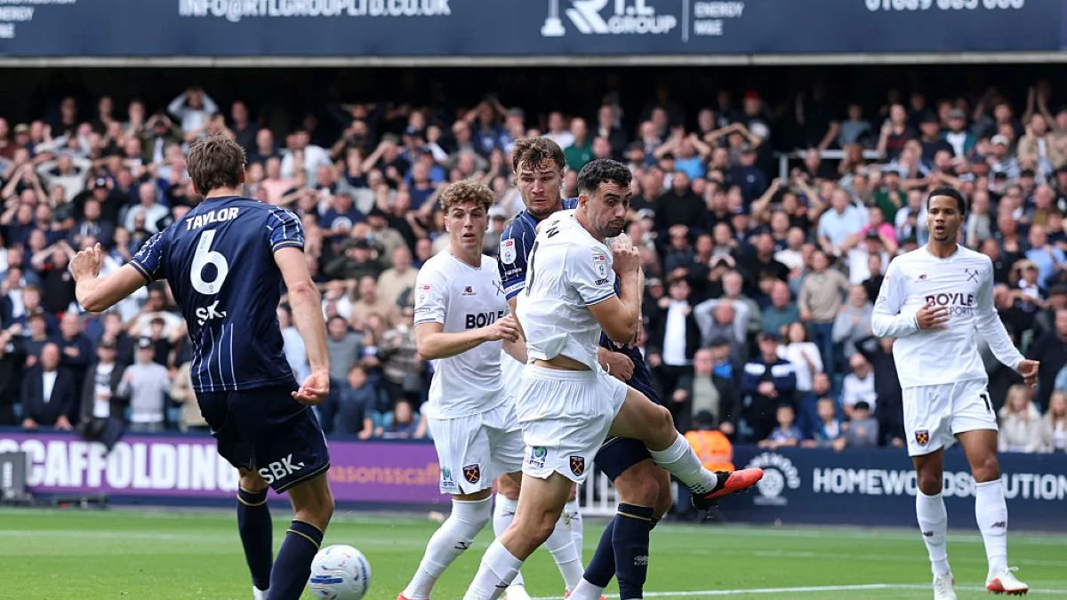 Em 100º clássico, Milwall e West Ham empatam em 2 x 2, no The Den