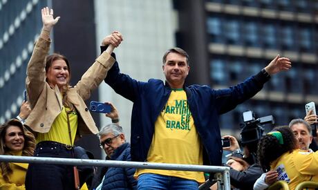 Campanha de Flávio Bolsonaro defende inspiração em Milei; especialistas veem obstáculos