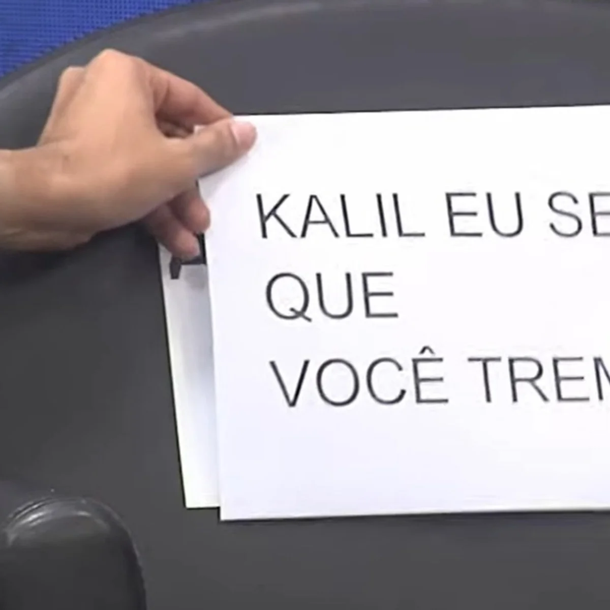 Gabriel ironiza com cartaz falta de Kalil a debate: "Eu sei que você treme"