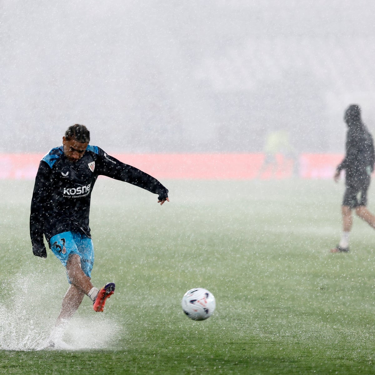 Rastreador de tempo: Tempestades com trovões atingem a Espanha enquanto o Japão se prepara para um tufão