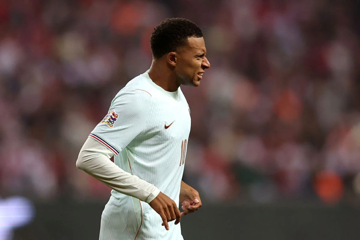 Mbappé marca gol contra a Turquia, sente joelho esquerdo e deixa o gramado