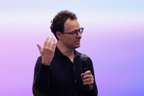 A Anthropic considera lançar um novo modelo de IA antes da oferta pública inicial (IPO), dizem fontes.